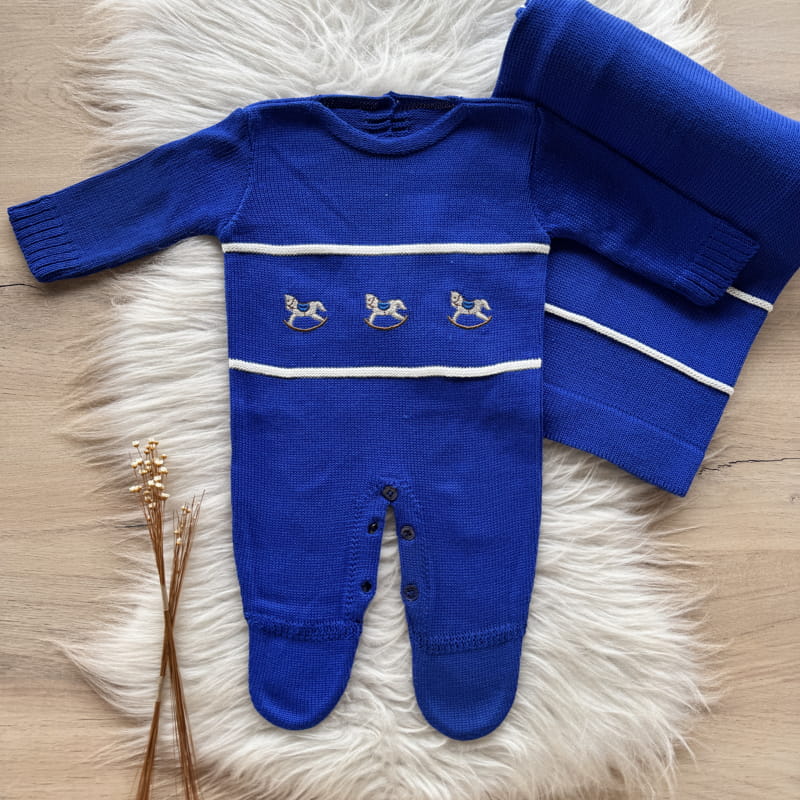 Saída Maternidade Bordado Cavalinho 2 Peças Azul Bic